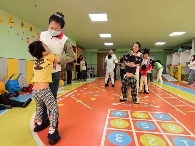 百年人寿威海中支开展“百年星辰计划”关爱孤独症儿童公益活动(图2)