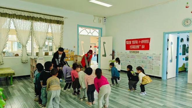 鄂温克族自治旗巴彦托海镇赛克社区开展“爱在开端：0-6岁科学育儿社区家庭支持推广活动”之体适能运动(图1)