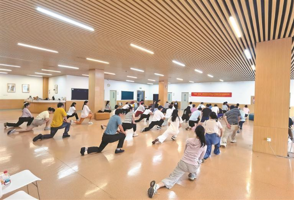 龙华探索精障治疗非药物干预新路径——构建“运动康复+情绪疏导+健康管理”干预模式为严重精神障碍患者及家庭提供支持(图1)